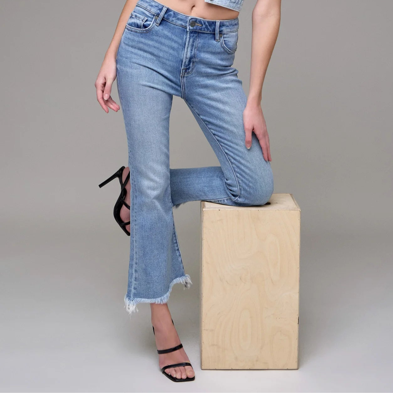 Hidden Happi High Wist Super Fray Crop Flare Jeans